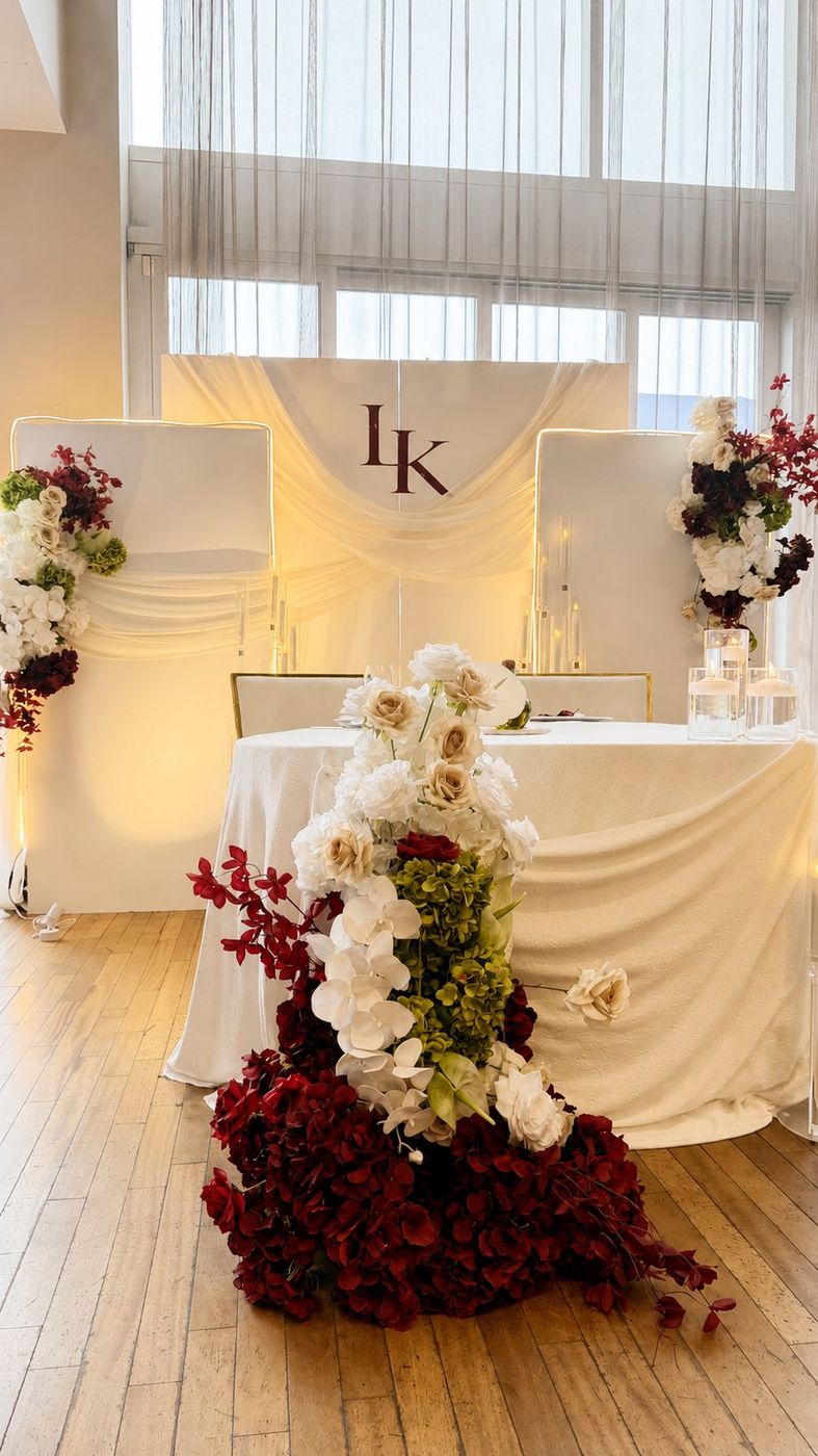 Table d'honneur au monogramme IK et fleurs bordeaux