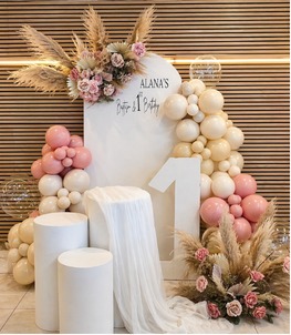 Premium package ballons et fleurs — décor premier anniversaire