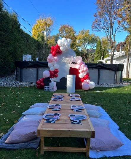 Picnic table